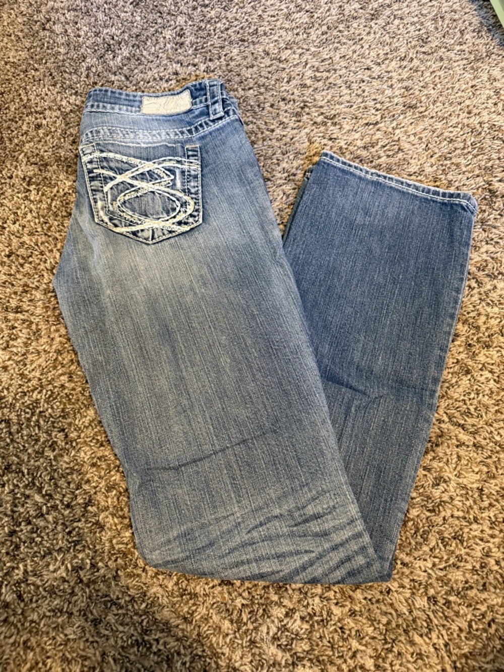 Silver Jeans Women's Medium Blue Boot Cut Jeans with Embroidered Back Pockets
